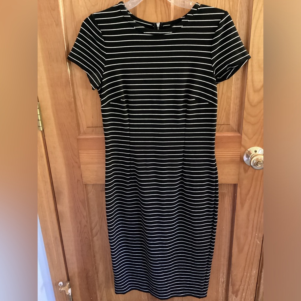 Ann Taylor fitted body-con midi length dress with back zipper. Size S.